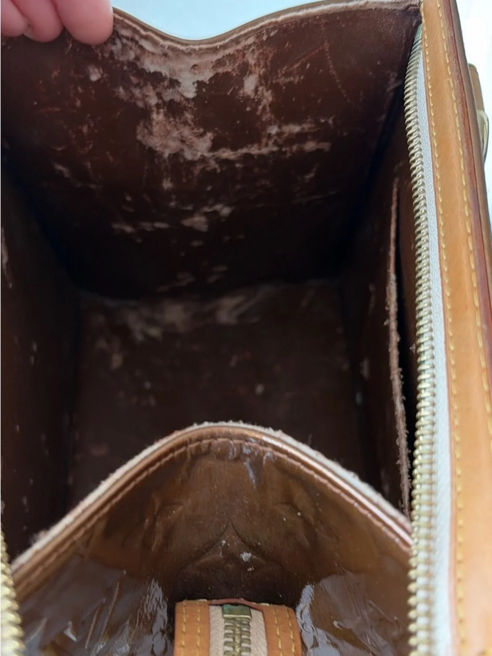 LV🤎FORSYTH BRONZE MONOGRAMMED VERNIS